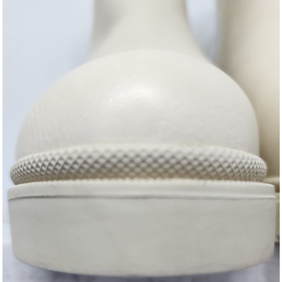 Shoedazzle Danilyn-E Cream Colored Faux Leather Lug Sole Bootie 5" Shaft, Zip Up - Picture 6 of 15